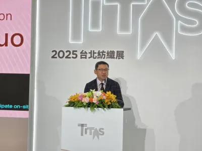 20251014-紡拓會理事長郭紹儀致贈畫像給副總統蕭美琴(左)。(魏鑫陽攝)