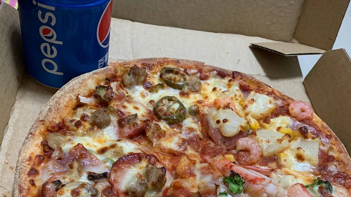 達美樂最新優惠價格出爐!14款9吋披薩只要99元,有網友實際購買發現店家用料不因特價而減少。(圖/翻攝自PTT) 達美樂最新優惠價格出爐!14款9吋披薩只要99元,有網友實際購買發現店家用料不因特價而減少。(圖/翻攝自PTT)