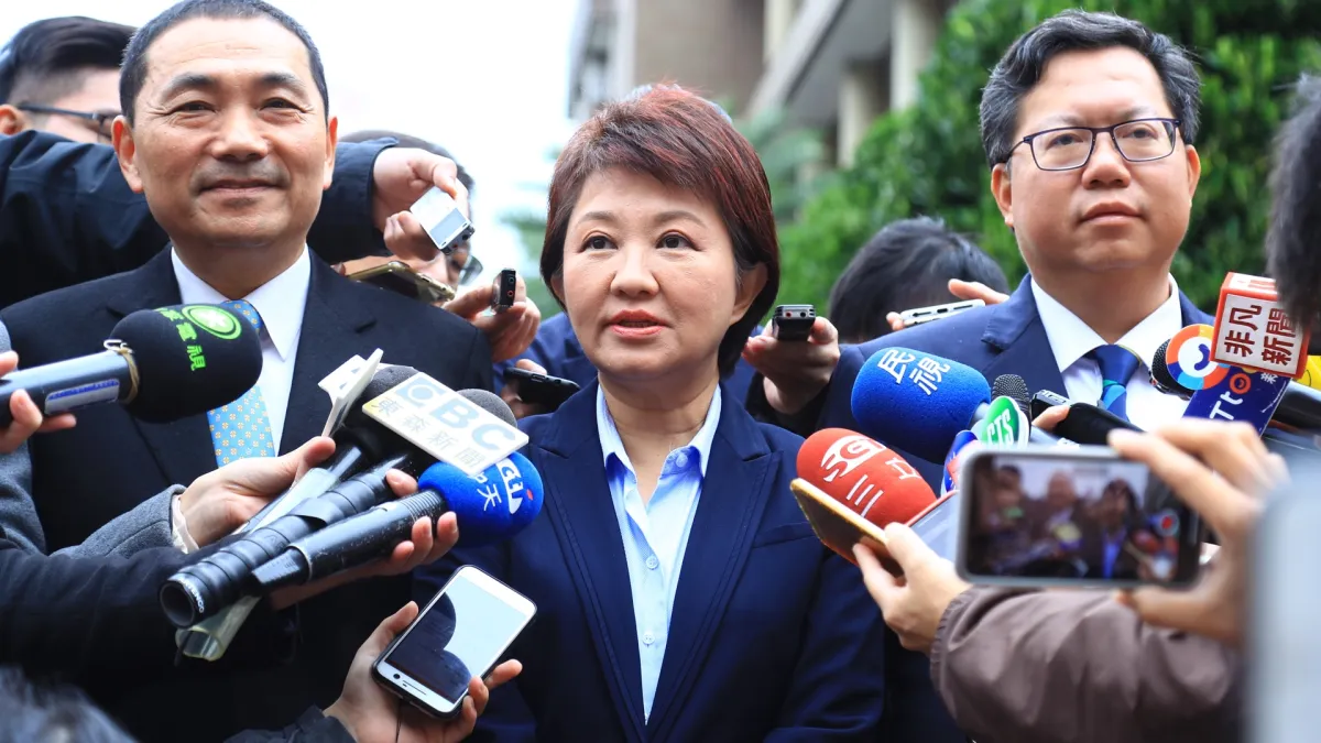 台中市長盧秀燕17日行政院會後,與右為桃園市長鄭文燦,左為新北市長侯友宜一起接受媒體訪問。(台中市政府提供)