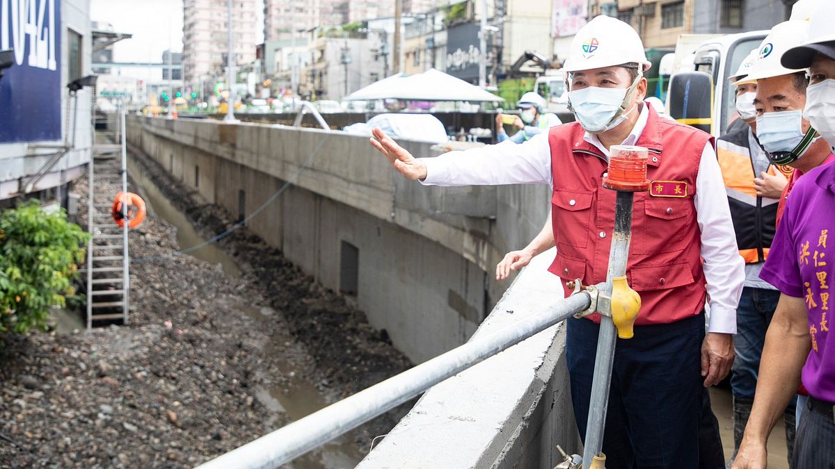 新北市長侯友宜22日視察防颱工作,並呼籲民眾千萬別去垂釣、觀浪。(新北市政府提供) 新北市長侯友宜22日視察防颱工作,並呼籲民眾千萬別去垂釣、觀浪。(新北市政府提供)