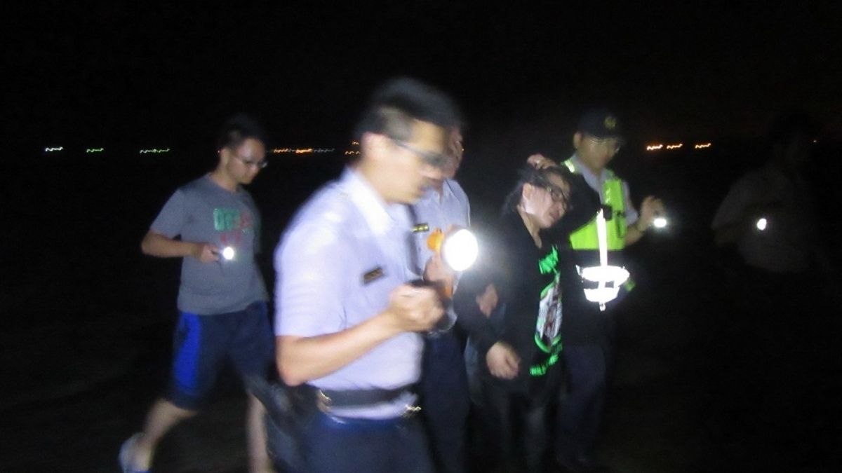 母親逝世悲傷過度 警跳海救回欲輕生女子 母親逝世悲傷過度 警跳海救回欲輕生女子