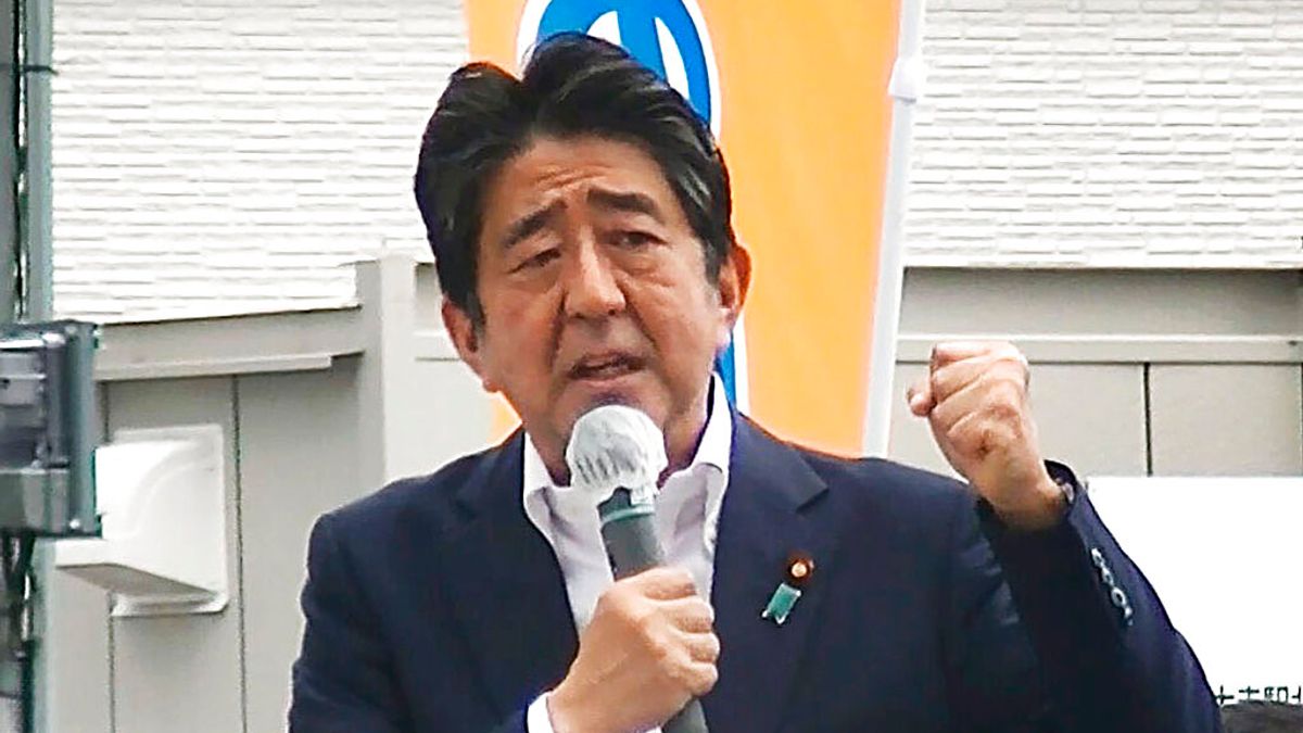日本前首相安倍晉三今(8)日上午在奈良市遭槍擊,遇刺消息在中國網路社群引發大量討論。(美聯社) 日本前首相安倍晉三今(8)日上午在奈良市遭槍擊,遇刺消息在中國網路社群引發大量討論。(美聯社)