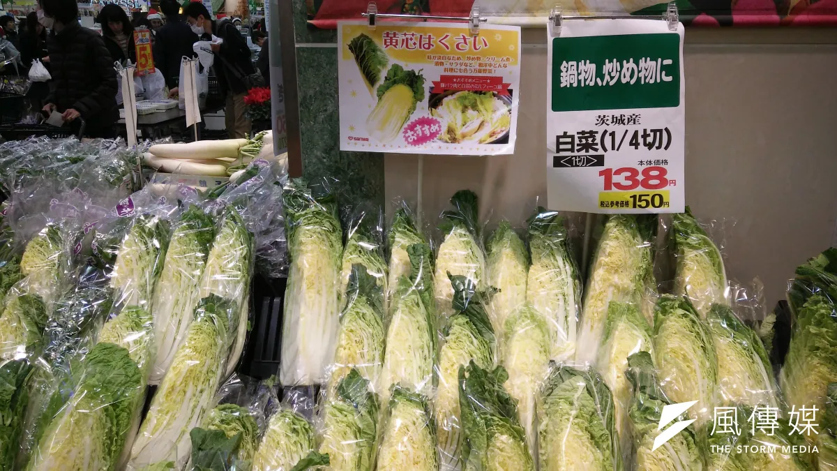 福島核災後,日本食品輸台引發爭議,圖為東京當地超市販售來自茨城產的蔬菜產品,日方亦將此議題,視為台日關係能否進一步推進的關鍵。(溫芳瑜攝)