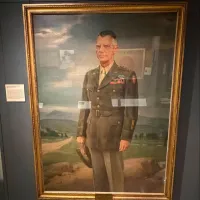 陳列於西點軍校博物館的史迪威將軍油畫,此為館內唯一出現青天白日圖案的展示品,卻是由與蔣中正關係不睦的史迪威將軍佩戴。(作者提供) 陳列於西點軍校博物館的史迪威將軍油畫,此為館內唯一出現青天白日圖案的展示品,卻是由與蔣中正關係不睦的史迪威將軍佩戴。(作者提供)