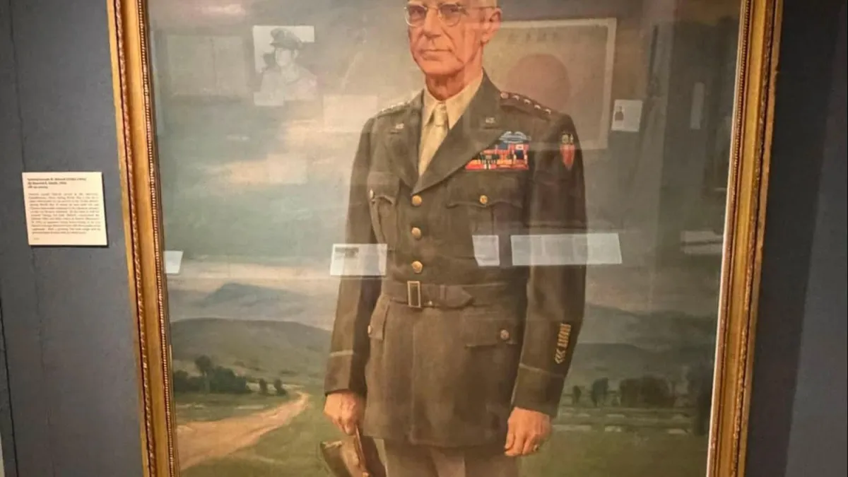 陳列於西點軍校博物館的史迪威將軍油畫,此為館內唯一出現青天白日圖案的展示品,卻是由與蔣中正關係不睦的史迪威將軍佩戴。(作者提供)