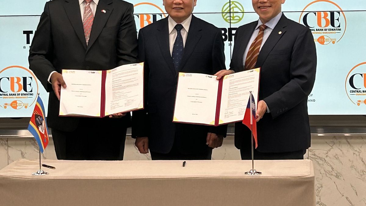 史瓦帝尼中央銀行總裁蒙尼斯(Dr. Philemon F. Mnisi,左起),以及台灣金融研訓院董事長蘇建榮、院長黃崇哲在MOU簽署活動上合影。(台灣金融研訓院提供) 史瓦帝尼中央銀行總裁蒙尼斯(Dr. Philemon F. Mnisi,左起),以及台灣金融研訓院董事長蘇建榮、院長黃崇哲在MOU簽署活動上合影。(台灣金融研訓院提供)