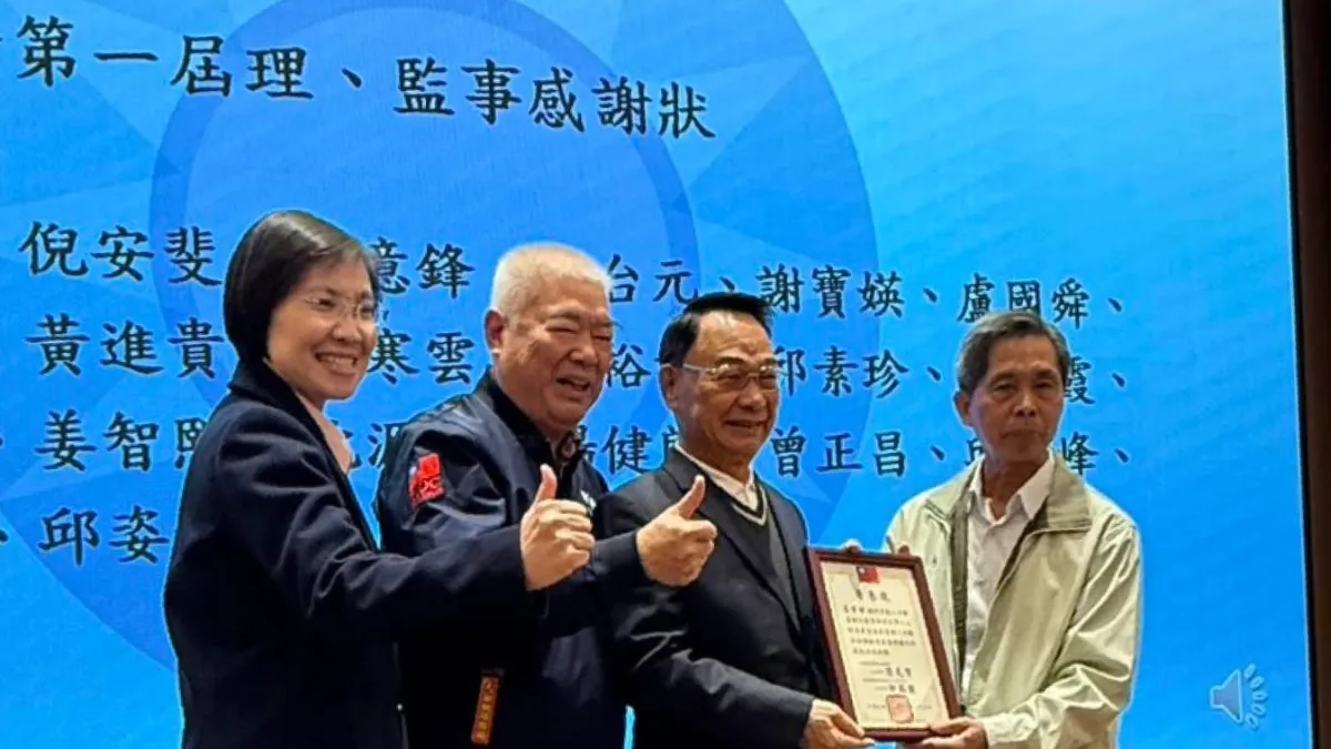 徐欣瑩、國民黨副主席季麟連與前立委呂學樟(自左起)一同頒發感謝狀與榮譽狀,向長年為國民黨付出的黨員致上最高敬意。(圖/翻攝自徐欣瑩臉書)