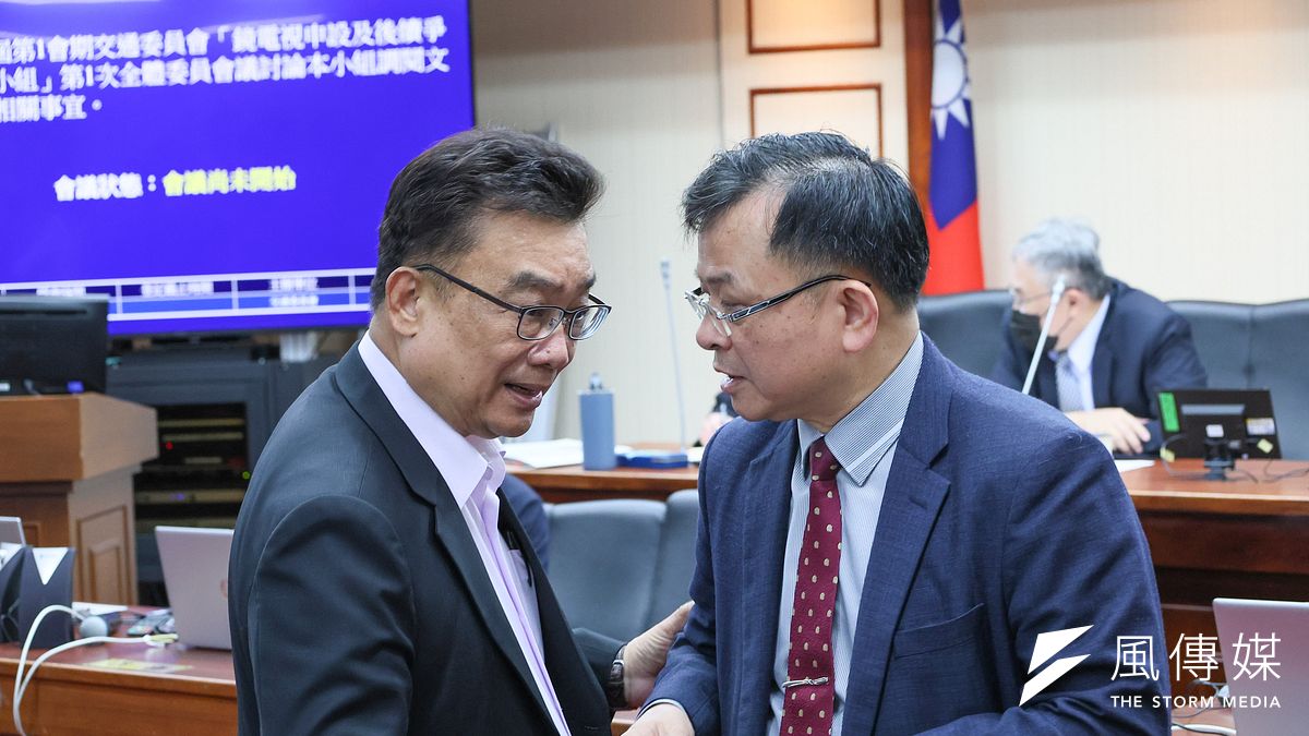 立法院交通委員會「鏡電視申設及後續爭議調閱專案小組」17日舉行首場會議,討論小組調閱文件之範圍及相關事宜,擔任召集人的民眾黨立委林國成(左起)、NCC主委陳耀祥與會。(顏麟宇攝) 立法院交通委員會「鏡電視申設及後續爭議調閱專案小組」17日舉行首場會議,討論小組調閱文件之範圍及相關事宜,擔任召集人的民眾黨立委林國成(左起)、NCC主委陳耀祥與會。(顏麟宇攝)