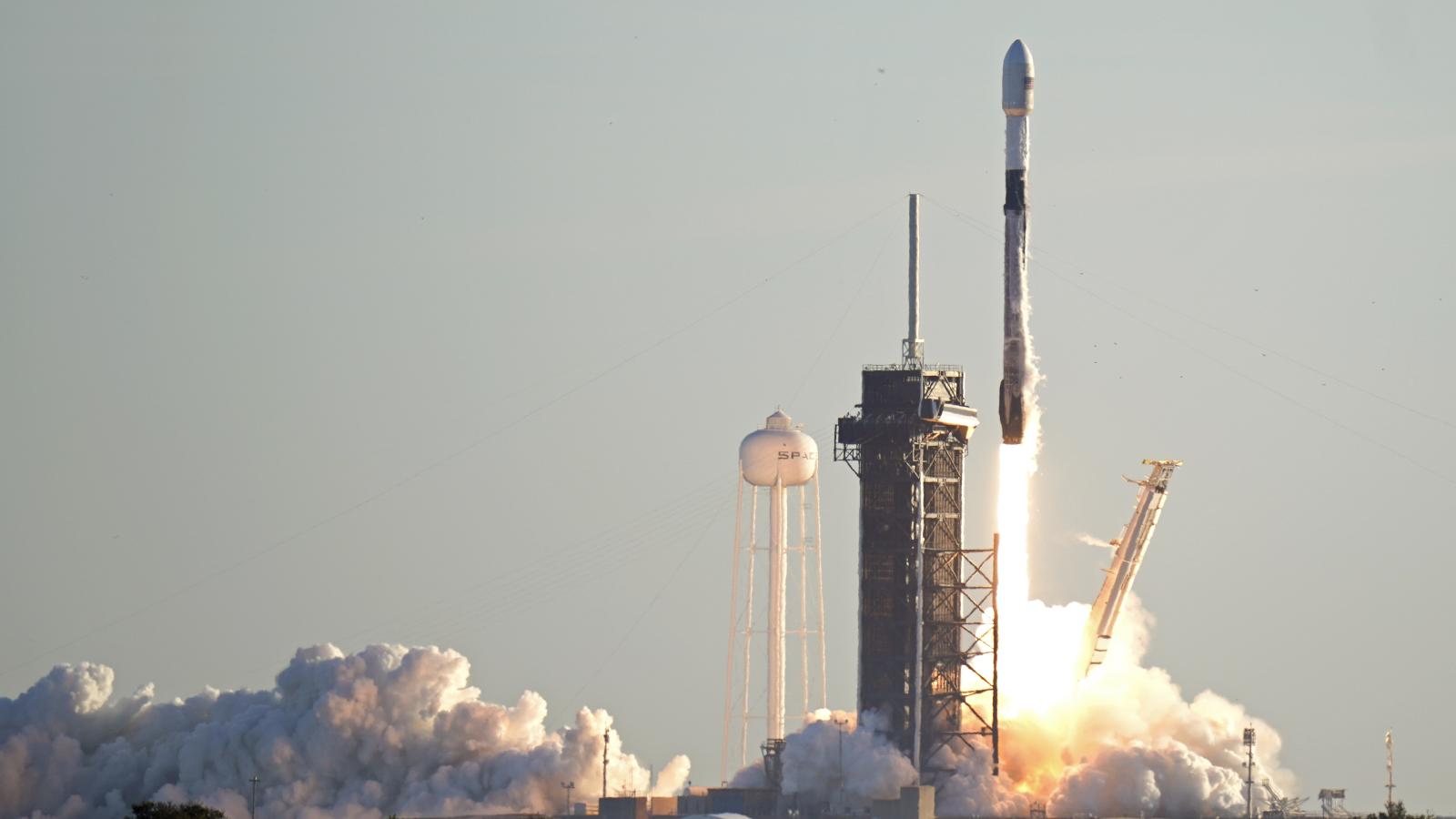 月球表面出現新坑!SpaceX殘骸失控撞月,為何成爲科學家「研究大禮」