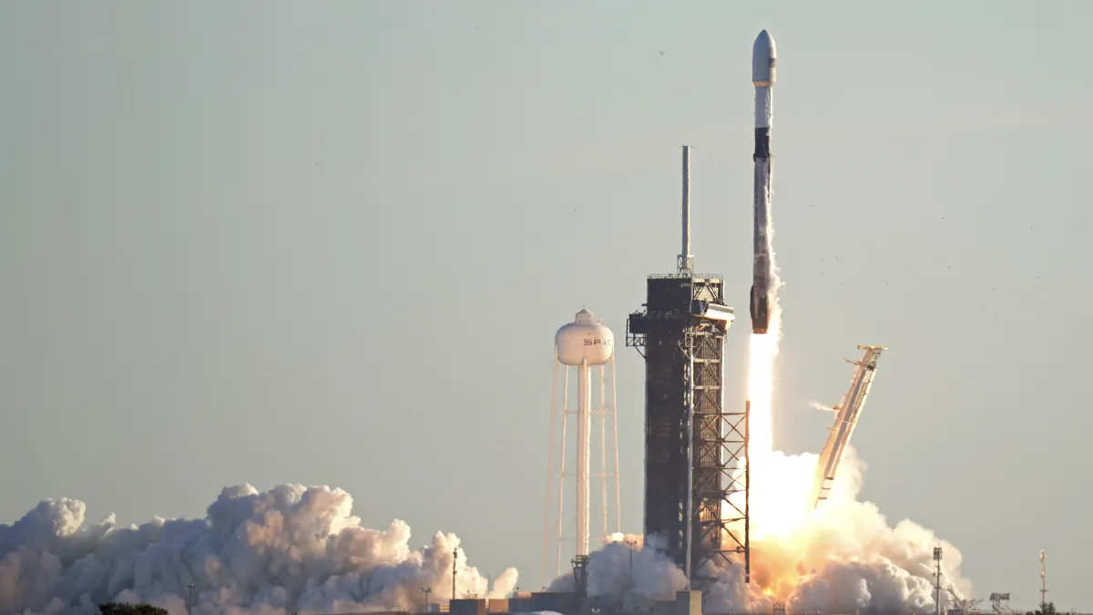 SpaceX從甘迺迪太空中心39號發射台發射出獵鷹九號火箭,搭載約60顆衛星。(AP)