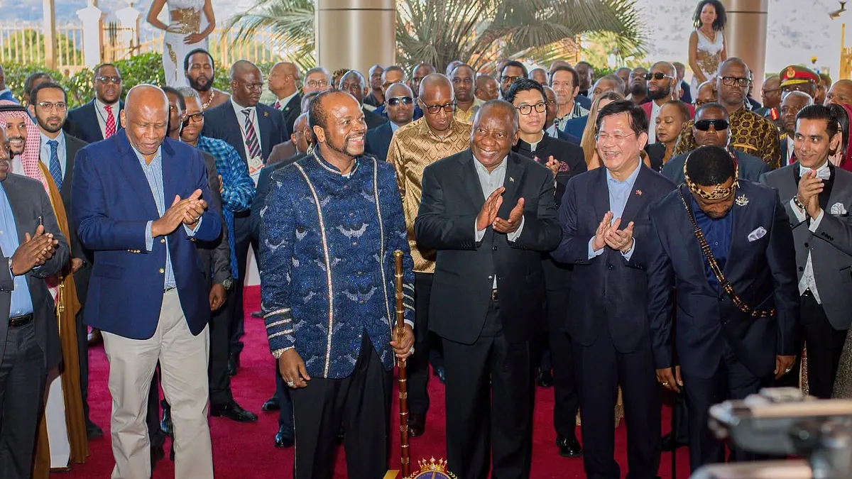 外交部長林佳龍(右三)25日抵達史瓦帝尼,出席史國國際會議中心剪綵典禮期間,與南非現任總統(右四)拉瑪佛沙等非洲政要同框。(取自史瓦帝尼政府官方臉書)