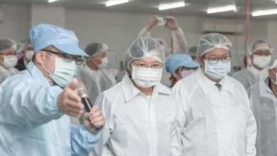 總統蔡英文今(9)日前往桃園龜山參訪製造口罩的易廷企業有限公司。(取自總統府@flickr)