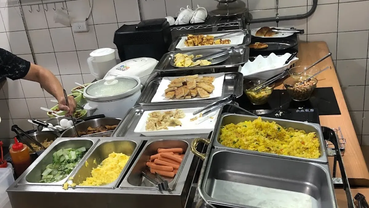 北投區一間早午餐店推出「80元吃到飽」方案,菜色多樣,時常大排長龍。(圖/翻攝自Google評論) 北投區一間早午餐店推出「80元吃到飽」方案,菜色多樣,時常大排長龍。(圖/翻攝自Google評論)