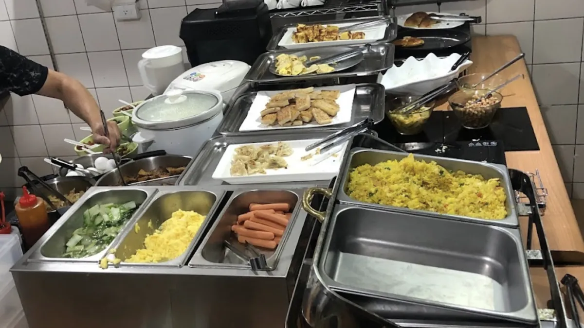 北投區一間早午餐店推出「80元吃到飽」方案,菜色多樣,時常大排長龍。(圖/翻攝自Google評論)