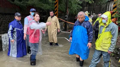 新竹市長高虹安(左三)19日清晨4時50分接獲通報,立即帶領消防局長李世恭及同仁赴現場勘查各地積淹水情形。(圖/新竹市政府提供)