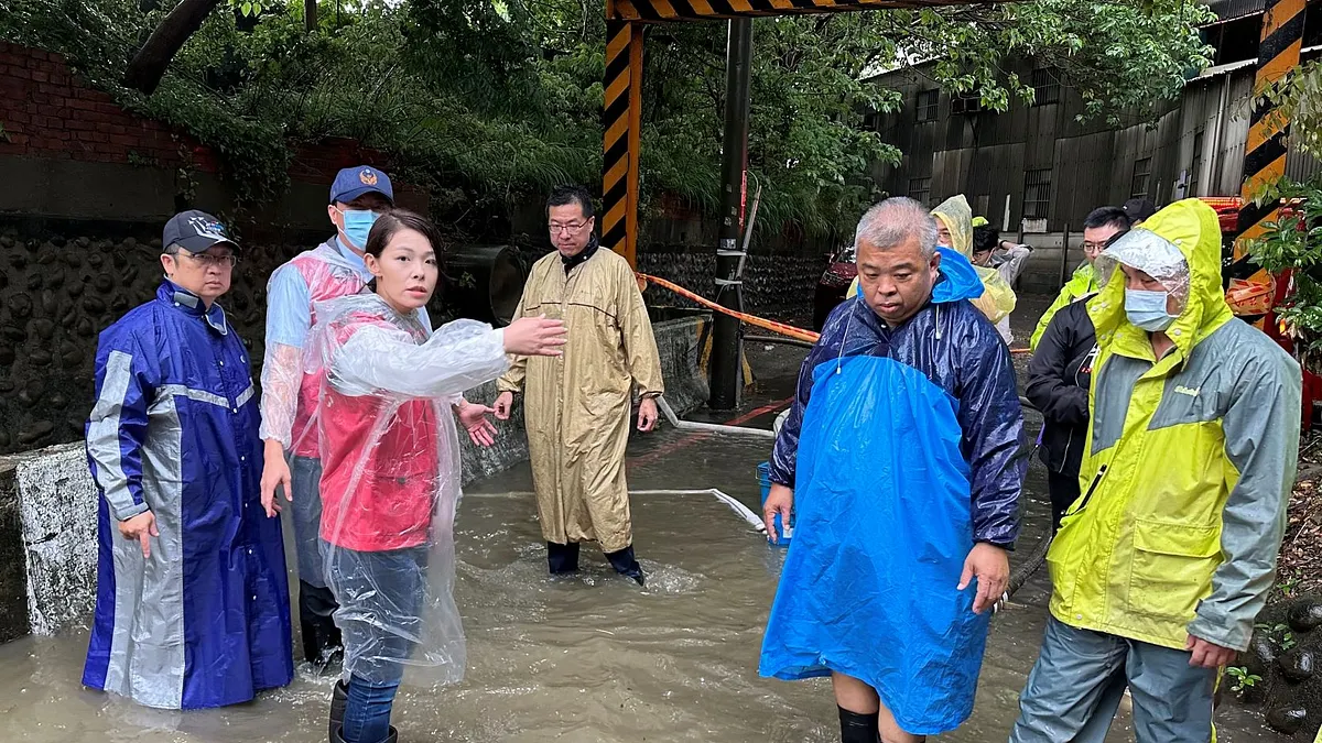 新竹市長高虹安(左三)19日清晨4時50分接獲通報,立即帶領消防局長李世恭及同仁赴現場勘查各地積淹水情形。(圖/新竹市政府提供)