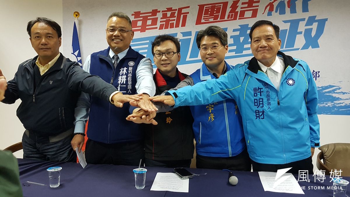 積極協助推動地方黨務的國民黨新竹市黨部書記長高宇彥(右二),近日接獲黨中央通知,以考績欠佳為由,告知其不續聘。(圖/方詠騰攝) 積極協助推動地方黨務的國民黨新竹市黨部書記長高宇彥(右二),近日接獲黨中央通知,以考績欠佳為由,告知其不續聘。(圖/方詠騰攝)