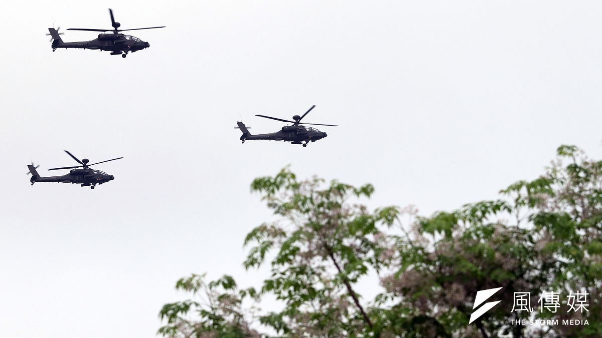 國防部將對外舉行營區開放,配合當日將舉辦的全國高中學生愛國歌曲競賽,陸航阿帕契直升機將進行編隊衝場。圖為20日清晨阿帕契直升機進行預演。(蘇仲泓攝) 國防部將對外舉行營區開放,配合當日將舉辦的全國高中學生愛國歌曲競賽,陸航阿帕契直升機將進行編隊衝場。圖為20日清晨阿帕契直升機進行預演。(蘇仲泓攝)