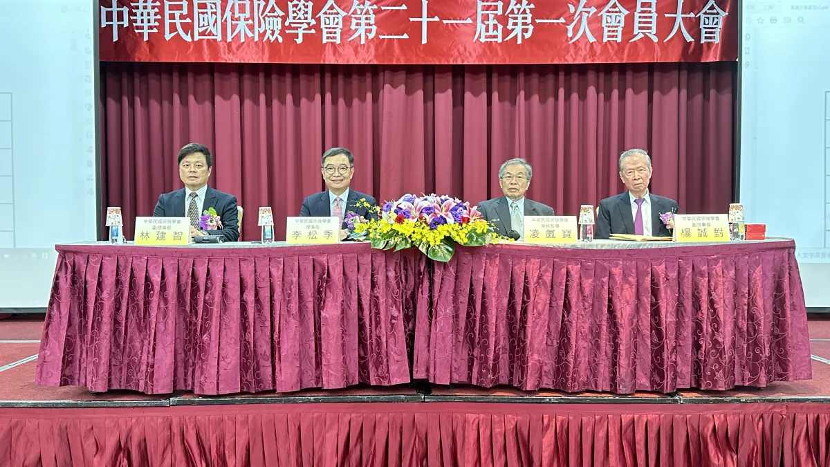 保險學會今(20)日下午改選理監事,泰安產險董事長李松季(左二)連任理事長。(保險學會提供)