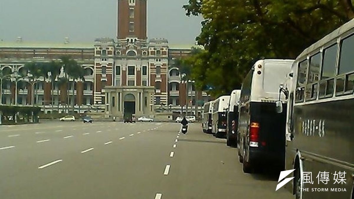 避免反服貿學生轉移陣地攻佔總統府,19日府周邊警力加強警力維安,共有15輛保一警備車,博愛特區目前有800名警力部署駐守。(現場民眾提供) 避免反服貿學生轉移陣地攻佔總統府,19日府周邊警力加強警力維安,共有15輛保一警備車,博愛特區目前有800名警力部署駐守。(現場民眾提供)