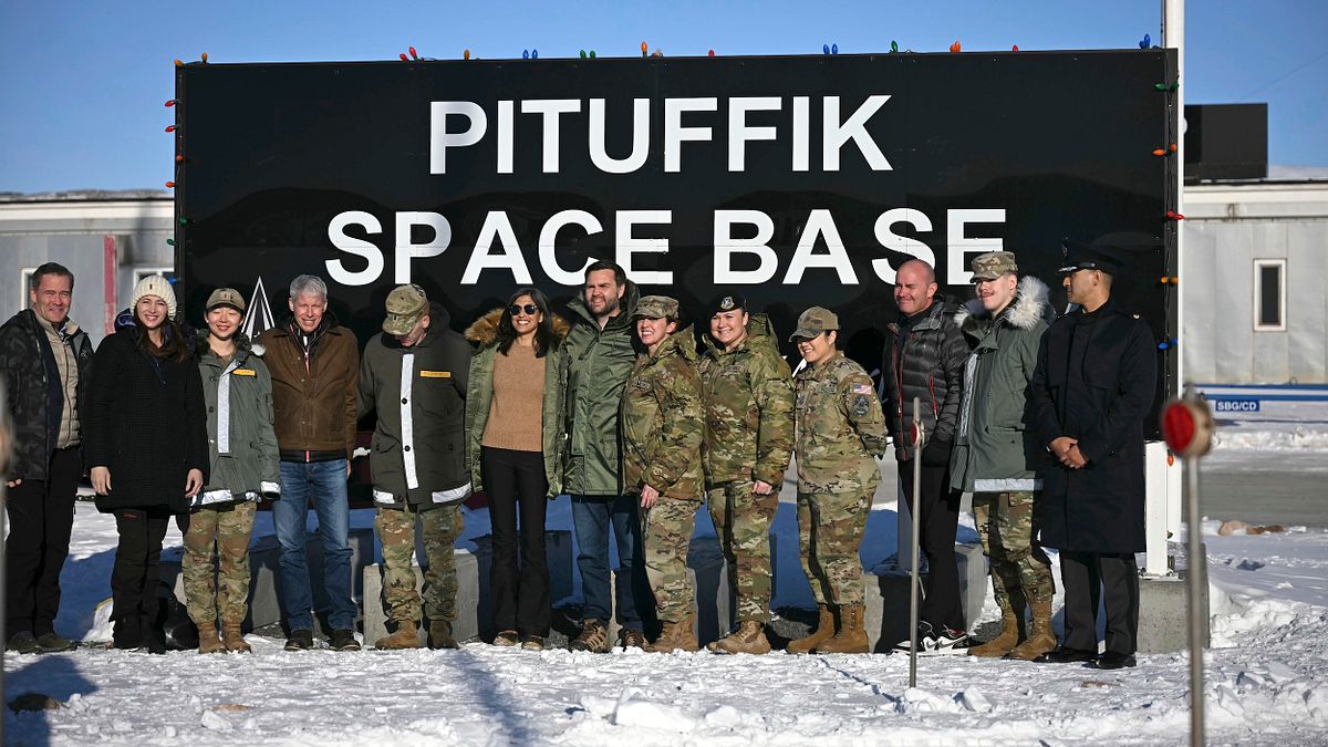 美國副總統范斯走訪美軍在丹麥格陵蘭島的皮圖菲克太空基地(Pituffik Space Base)。(美聯社) 美國副總統范斯走訪美軍在丹麥格陵蘭島的皮圖菲克太空基地(Pituffik Space Base)。(美聯社)