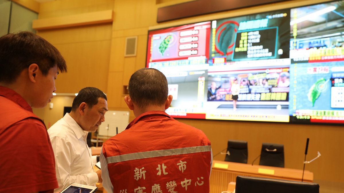 花蓮縣秀林鄉今(18)日13時01分發生芮氏規模6.1地震,新北市最大震度5級,新北市災害應變中心立即三級開設並進行全市災情查通報,市長侯友宜也立即至災害應變中心瞭解各區災情狀況。(圖/新北市消防局提供) 花蓮縣秀林鄉今(18)日13時01分發生芮氏規模6.1地震,新北市最大震度5級,新北市災害應變中心立即三級開設並進行全市災情查通報,市長侯友宜也立即至災害應變中心瞭解各區災情狀況。(圖/新北市消防局提供)