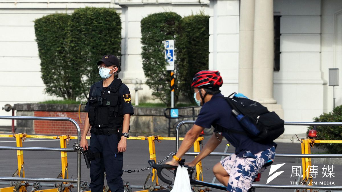 本土疫情嚴峻,總統府憲兵營各連哨點目前僅有府前一線,常態性有衛哨兵戍守;而他們也是府區內外,與民眾距離最近的武裝人員,染疫風險相對增加。(資料照,蘇仲泓攝) 本土疫情嚴峻,總統府憲兵營各連哨點目前僅有府前一線,常態性有衛哨兵戍守;而他們也是府區內外,與民眾距離最近的武裝人員,染疫風險相對增加。(資料照,蘇仲泓攝)