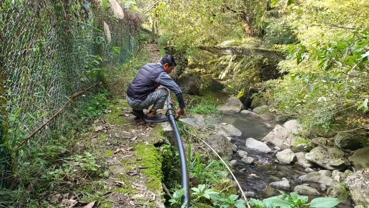 有木里新設HDPE水管打開排沙閥,讓水把沙帶出。(圖/新北市水利局提供)