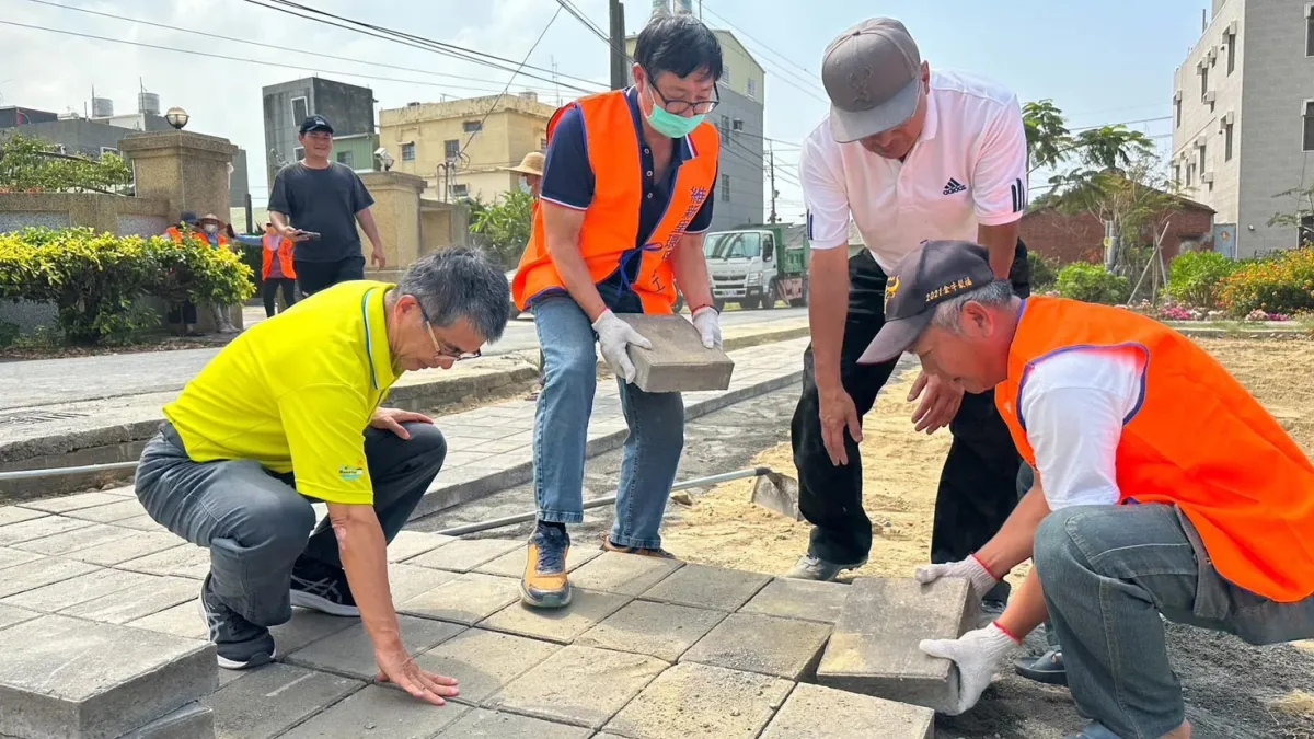 社區匠師指導志工鋪設步道磚。(圖/高雄市都發局提供)