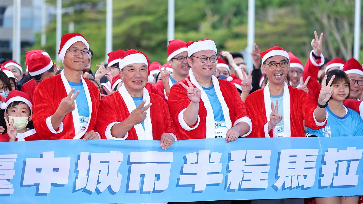 臺中城市半程馬拉松12/8在臺中市政府前廣場熱力開跑,林正雄理事長、鄭照新副市長化身聖誕老人,與選手在賽道上共跑。(圖/臺中市不動產開發公會) 臺中城市半程馬拉松12/8在臺中市政府前廣場熱力開跑,林正雄理事長、鄭照新副市長化身聖誕老人,與選手在賽道上共跑。(圖/臺中市不動產開發公會)