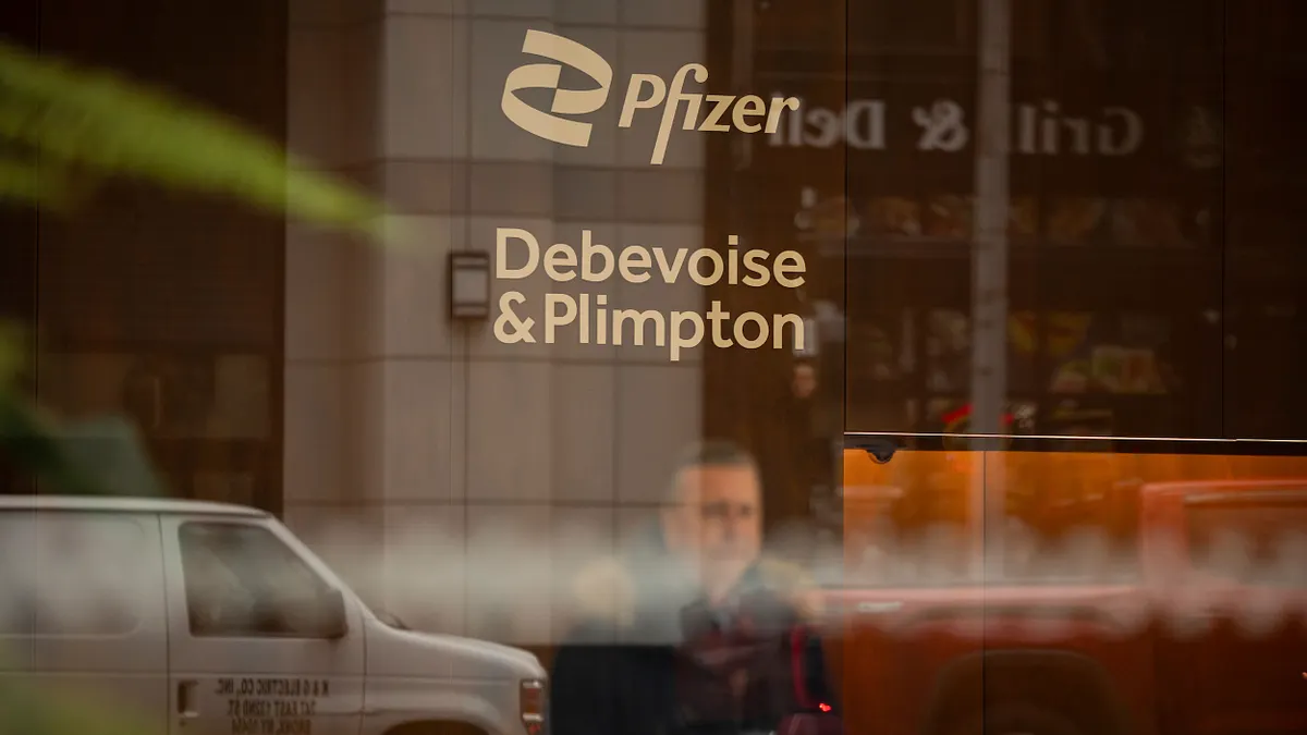 輝瑞承諾將以「最惠國待遇價格」的折扣,向美國聯邦醫療補助提供其處方藥。(資料照,美聯社) 輝瑞承諾將以「最惠國待遇價格」的折扣,向美國聯邦醫療補助提供其處方藥。(資料照,美聯社)