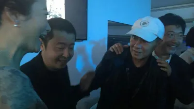 賈樟柯(左)與侯孝賢(右)。(取自賈樟柯微博)