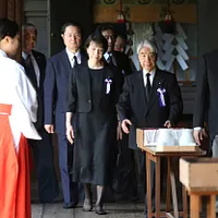 2014年8月15日、高市早苗氏が第二次世界大戦終戦69周年の日に靖国神社を参拝し、戦争で命を落とした人々を追悼。(AP通信) 2014年8月15日、高市早苗氏が第二次世界大戦終戦69周年の日に靖国神社を参拝し、戦争で命を落とした人々を追悼。(AP通信)