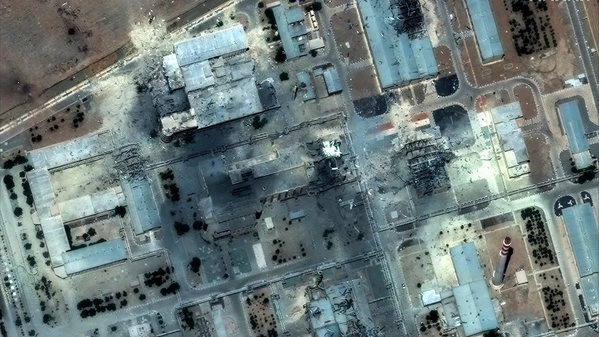 這張由Maxar Technologies提供的衛星影像,顯示2025年6月22日伊斯法罕核設施遭到美軍空襲後的受損狀況。(美聯社)