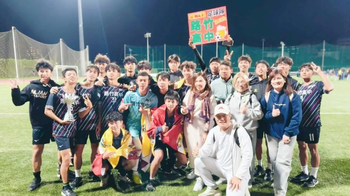 路竹高中勇闖全國決賽,中等學校足球聯賽奪亞軍,學校組成強大加油團,振奮足球隊士氣。(圖/高雄市教育局提供)