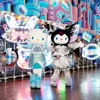 最新のAI技術とY3Kファッションが融合した近未来的な夏祭りがサンリオピューロランドで開幕した。(写真/サンリオピューロランドPR事務局提供) 最新のAI技術とY3Kファッションが融合した近未来的な夏祭りがサンリオピューロランドで開幕した。(写真/サンリオピューロランドPR事務局提供)