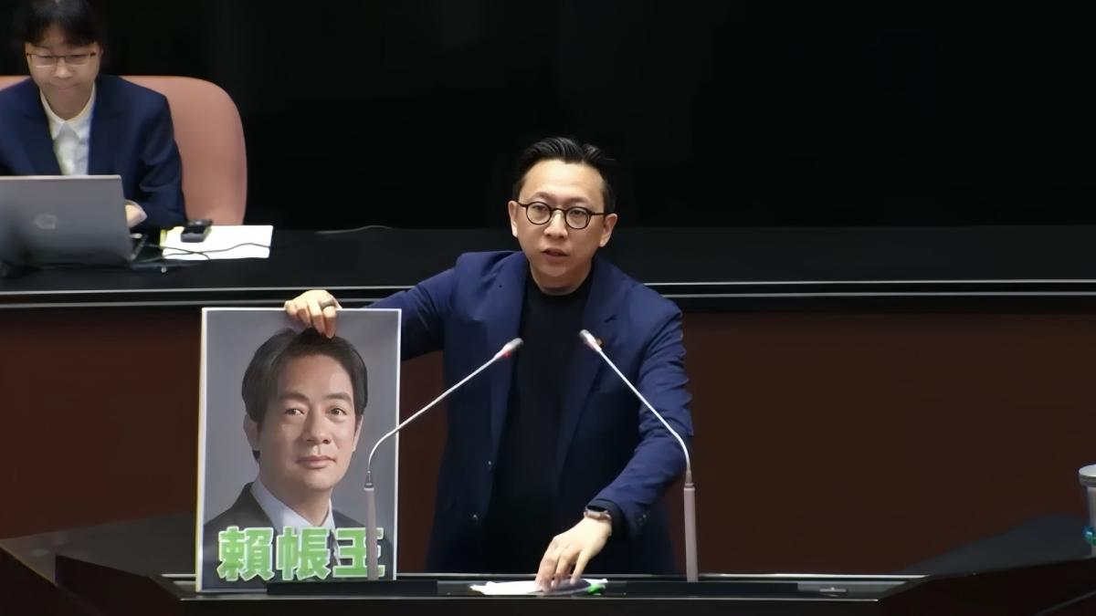 賴清德彈劾案倒數!藍委掏16公尺卷軸列政見清單 驚曝「跳票率飆99%」:下架賴帳王