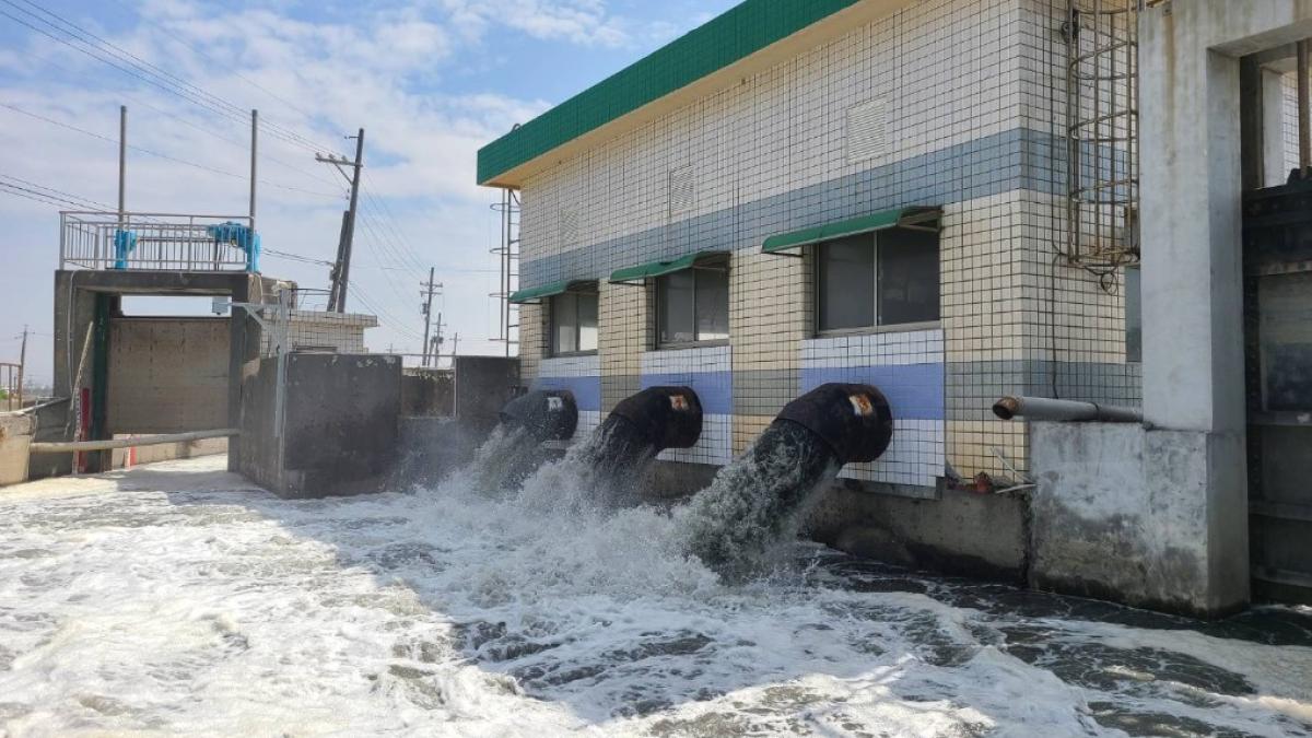 豪雨鋒面逼近!高雄100處抽水站、148部抽水機待命 美濃湖提前降水位騰出45萬噸蓄洪空間