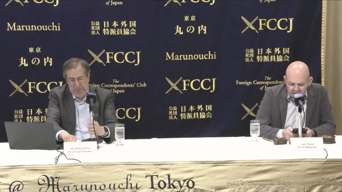 リチャード・カッツ氏はFCCJの記者会見で、高市内閣が掲げる実質GDP成長率1.8%の目標を「幻想」と批判し、政府支出への依存から脱却するとともに、実質賃金の上昇やスタートアップの成長を促す構造改革が必要だと訴えた。(FCCJ提供)