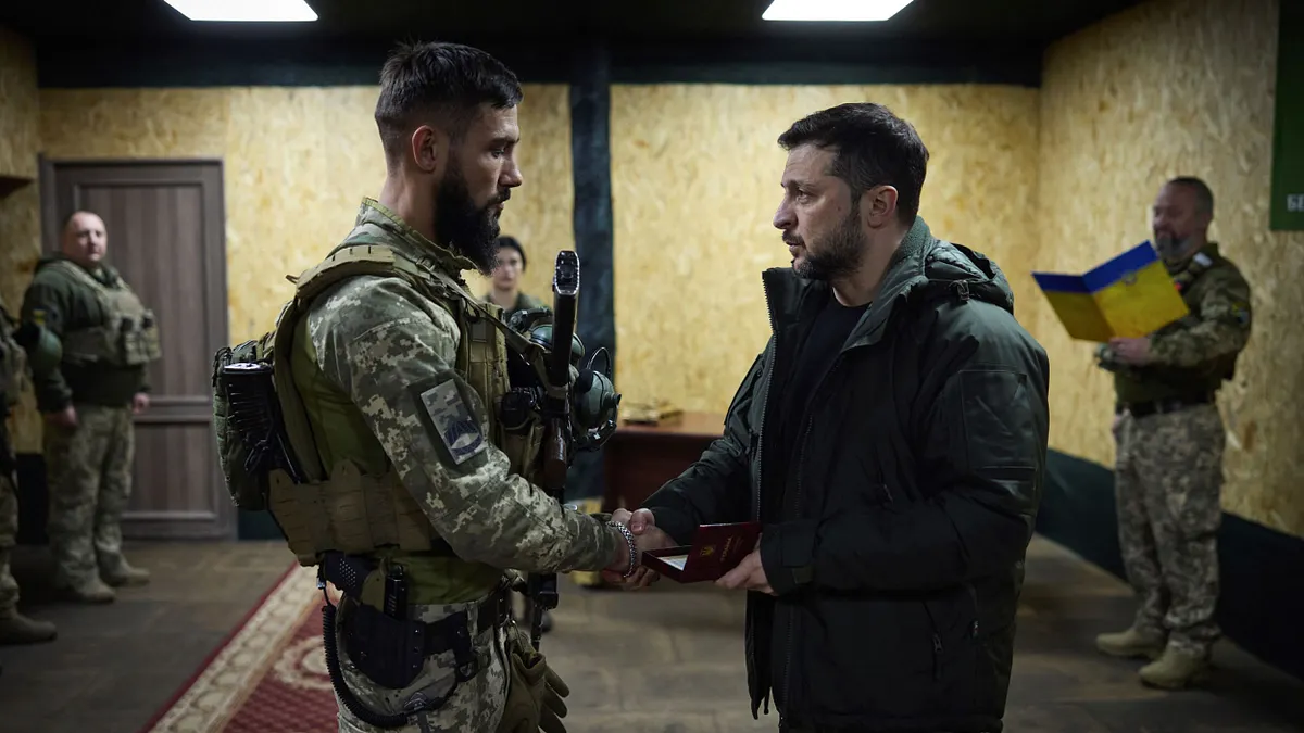 烏克蘭總統澤倫斯基(右)接見前線官兵。(美聯社) 烏克蘭總統澤倫斯基(右)接見前線官兵。(美聯社)