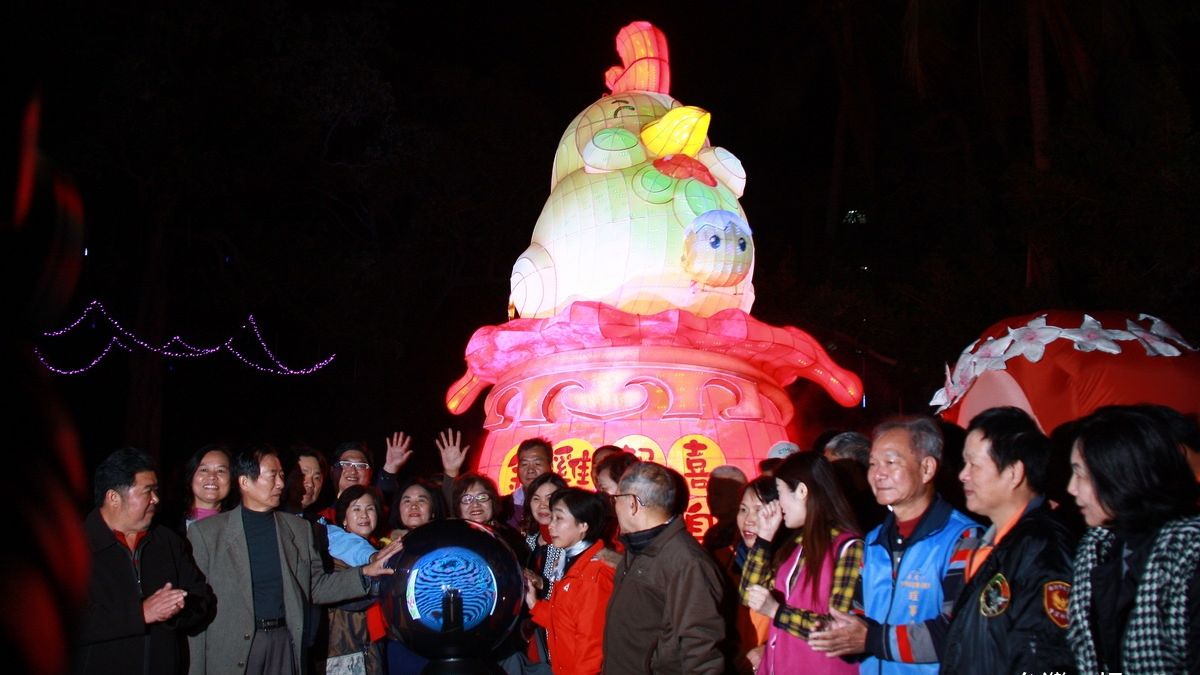 「金雞報喜生生不息」 南投市燈會主燈點亮 「金雞報喜生生不息」 南投市燈會主燈點亮