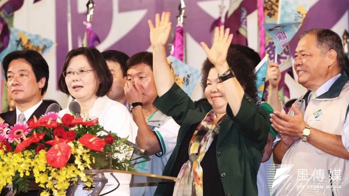 民進黨高雄市長參選人陳菊競選總部成立,民進黨黨主席蔡英文到場相挺。(林韶安攝)
