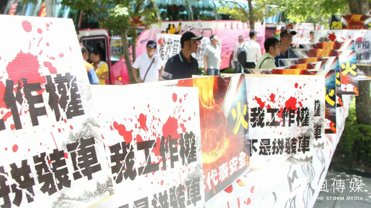 不滿火燒車事件後遭受汙名化的遊覽車業者,8日上午聚集200多人包圍交通部抗議。(李振均攝)