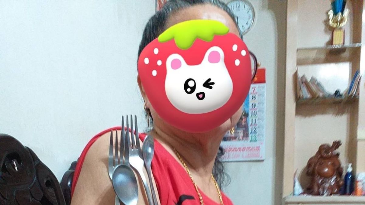 一名女網友貼出自家長輩的照片,稱長輩打完疫苗後就出現「莫德納手臂」,產生了磁力。(圖/取自「汐止集團」臉書社團) 一名女網友貼出自家長輩的照片,稱長輩打完疫苗後就出現「莫德納手臂」,產生了磁力。(圖/取自「汐止集團」臉書社團)