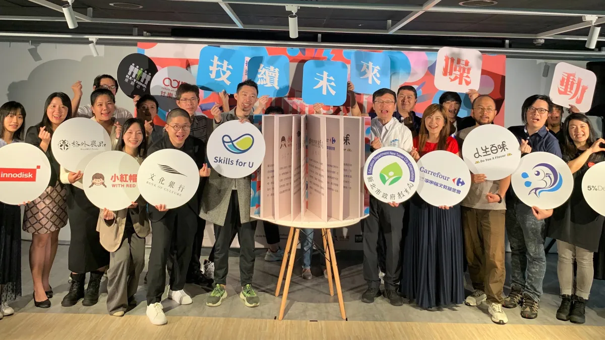 2024年度合作團體代表進行合作儀式簽署後教育局長張明文(前排右6)與出席貴賓合影。(圖/新北市教育局提供)