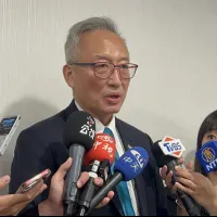 外交部次長吳志中(中)為前僑委會委員長徐佳青攜子出國緩頰指,「體諒她是母親。」反而激起眾怒。(中央社) 外交部次長吳志中(中)為前僑委會委員長徐佳青攜子出國緩頰指,「體諒她是母親。」反而激起眾怒。(中央社)