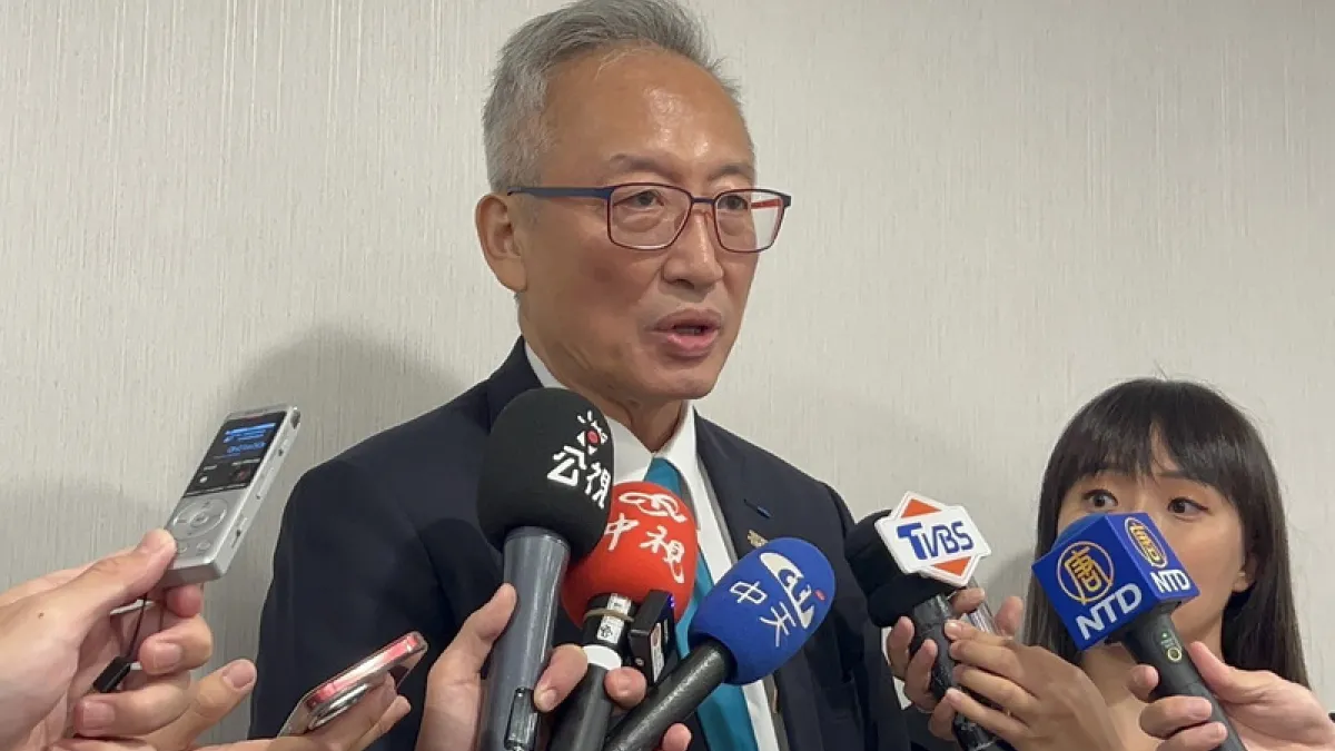 外交部次長吳志中(中)為前僑委會委員長徐佳青攜子出國緩頰指,「體諒她是母親。」反而激起眾怒。(中央社)