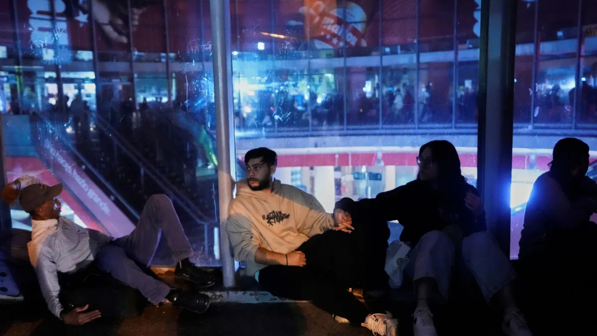 西班牙與葡萄牙兩國4月28日突發大規模停電,迫使民眾必須摸黑過夜。(美聯社)