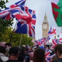 英議会でスパイ事件をめぐる波紋が広がっている。下院議長のリンジー・ホイル氏は、欧州議会の事例を参考に、中国籍の市民に対する議会内の通行制限を強化する方向で検討を進めている。狙いは、北京による「浸透」やスパイ活動の余地を減らすことにある。(AP通信) 英議会でスパイ事件をめぐる波紋が広がっている。下院議長のリンジー・ホイル氏は、欧州議会の事例を参考に、中国籍の市民に対する議会内の通行制限を強化する方向で検討を進めている。狙いは、北京による「浸透」やスパイ活動の余地を減らすことにある。(AP通信)