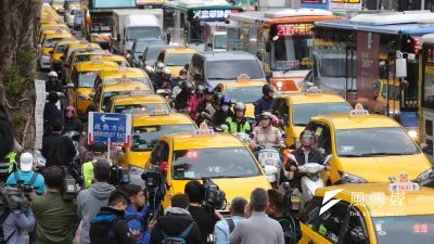 今年1月計程車司機自主路過包圍行政院,抗議交通部圖利Uber違法跨業營運。(顏麟宇攝)